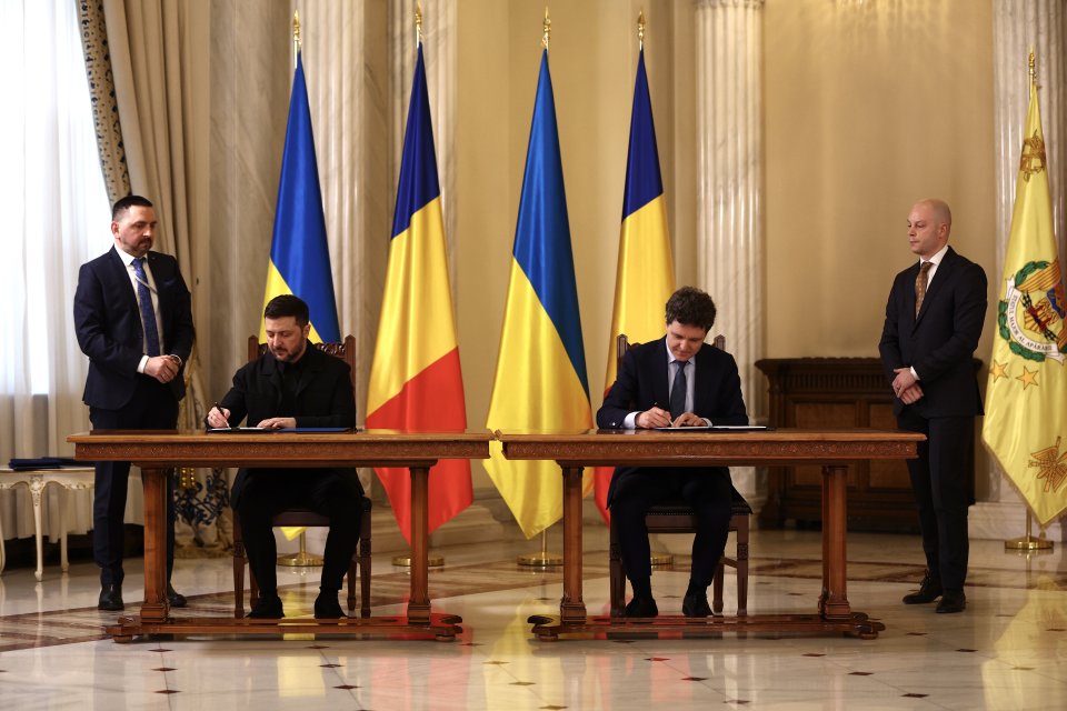 Volodimir Zelenski și Nicușor Dan, în momentul semnării parteneriatului strategic