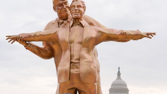 Sculptură satirică apărută lângă Capitoliul SUA. Donald Trump și Jeffrey Epstein, reprezentați într-o scenă inspirată din „Titanic”