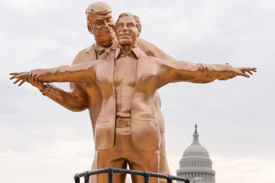 Sculptură satirică apărută lângă Capitoliul SUA. Donald Trump și Jeffrey Epstein, reprezentați într-o scenă inspirată din „Titanic”