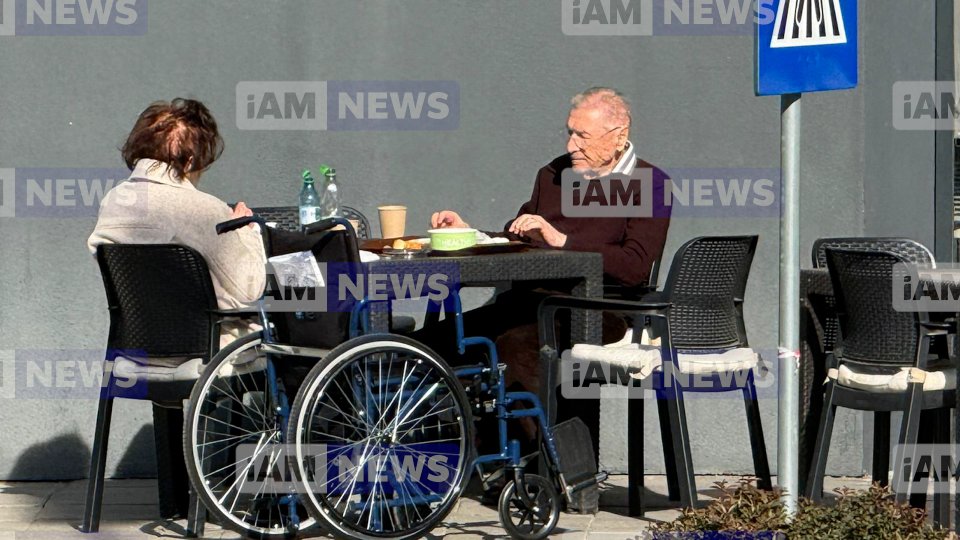 Fostul președinte Emil Constantinescu și soția sa, Nadia Constantinescu, în zona unei clinici private din București