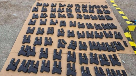 Descoperire la frontiera de sud a României. Peste 100 de arme și zeci de mii de țigarete, găsite într-un camion