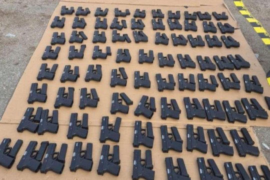 Descoperire la frontiera de sud a României. Peste 100 de arme și zeci de mii de țigarete, găsite într-un camion