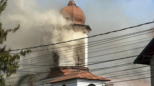 O biserică pictată de Nicolae Grigorescu a fost cuprinsă de flăcări în Prahova. Incendiul a izbucnit chiar în timpul slujbei de duminică