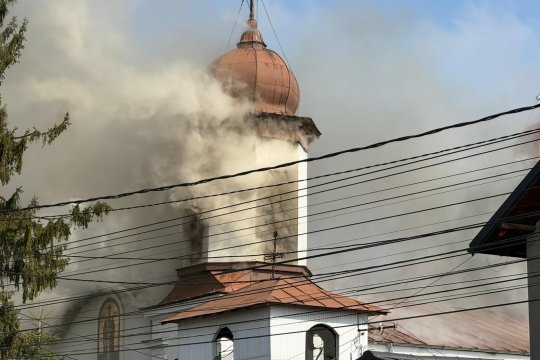 O biserică pictată de Nicolae Grigorescu a fost cuprinsă de flăcări în Prahova. Incendiul a izbucnit chiar în timpul slujbei de duminică