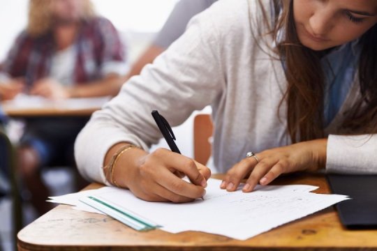 Simulare Evaluare Națională 2026 | Elevii din România susțin azi proba la limba și literatura română. În 127 de unități examenul a fost suspendat din cauza boicotului profesorilor