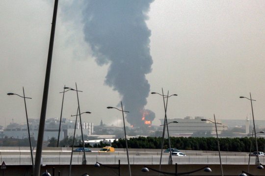 Aeroportul din Dubai și-a suspendat temporar activitatea. Un incendiu la un rezervor de combustibil a fost provocat de un incident cu dronă