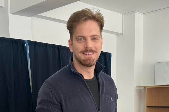 Fostul ministru Elan Laufer, lovit de o mașină când era pe trotinetă cu doi dintre copiii săi