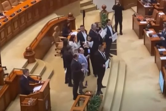 Ce au pățit parlamentarii care au huiduit și au venit cu vuvuze la votul pentru utilizarea bazelor militare de către SUA. ”Nu este libertate de exprimare”