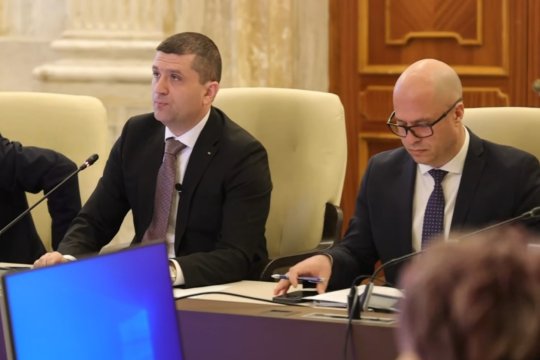 Ajutoare ”one-off” pentru pensionarii militari cu pensii sub 3.000 de lei, votate în comisiile din Parlament. Ministrul Apărării: ”Sunt bani pe hârtie, promisiuni pe foi”
