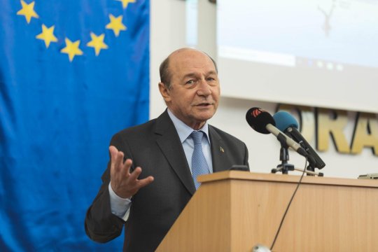 Băsescu îl contrazice pe Trump: ”România a ajutat SUA, nu invers”