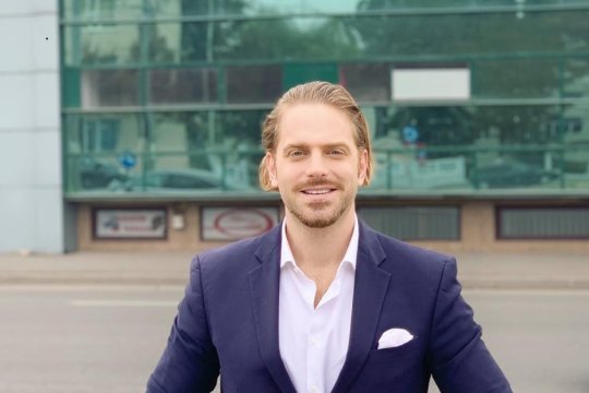 Fostul ministru Ilan Laufer plătește pentru accidentul produs când era pe trotinetă cu doi dintre copiii săi