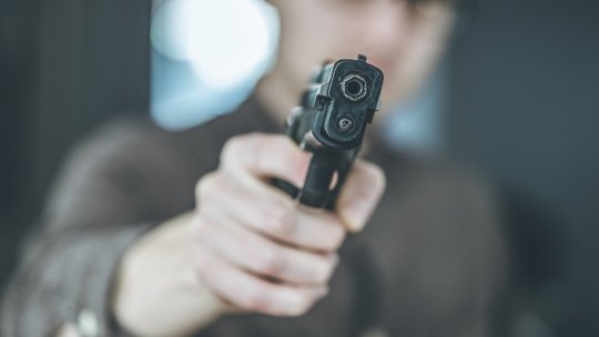 Pericol într-un loc de joacă pentru copii din Brăila. Un băiat a fost prins cu un pistol cu bile, un altul era dat dispărut
