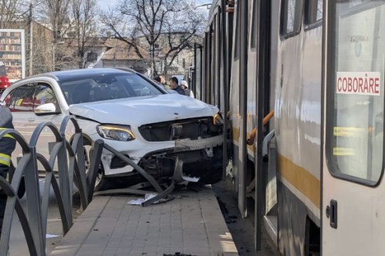 Accident grav pe un refugiu de tramvai din București. Două persoane au fost rănite