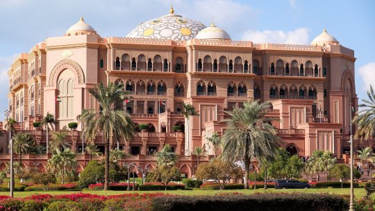 Emiratele Arabe Unite protejează turiștii blocați. Hotelurile nu îi pot obliga să plece