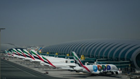 Dubai redeschide parțial aeroporturile după trei zile de haos: prioritate pentru repatrierea pasagerilor blocați