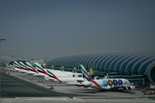 Dubai redeschide parțial aeroporturile după trei zile de haos: prioritate pentru repatrierea pasagerilor blocați