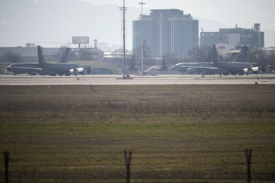 Patru avioane de realimentare în aer Boeing KC-135 Stratotanker ale Forțelor Aeriene Americane sunt staționate pe Aeroportul Vasil Levski din Sofia, pe 19 februarie 2026.