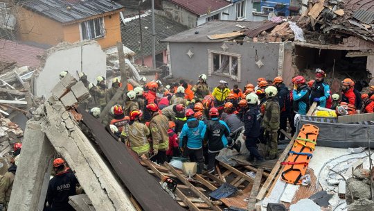 Două clădiri s-au prăbușit în Istanbul după o explozie. Mai multe persoane au fost prinse sub dărâmături