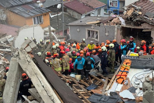 Două clădiri s-au prăbușit în Istanbul după o explozie. Mai multe persoane au fost prinse sub dărâmături