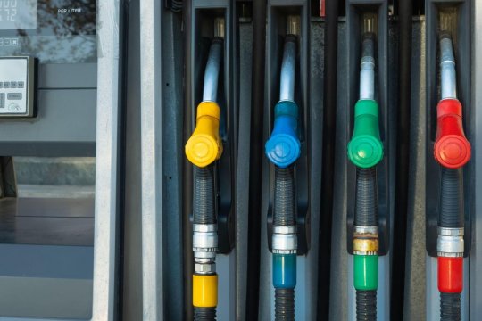 Guvernul declară criză pe piața petrolului: adaosuri plafonate și exporturi limitate