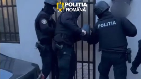 Percheziții la o rețea suspectată că a umflat de 10 ori prețul măștilor și dezinfectanților