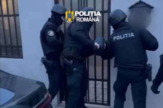 Percheziții la o rețea suspectată că a umflat de 10 ori prețul măștilor și dezinfectanților