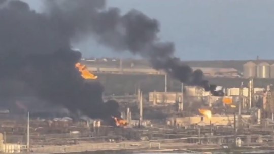 O rafinărie din Texas a fost zguduită de o explozie masivă. Autoritățile emit alertă de urgență