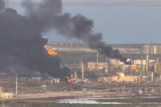 O rafinărie din Texas a fost zguduită de o explozie masivă. Autoritățile emit alertă de urgență