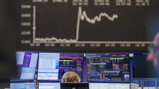 Tranzacții suspecte înainte de anunțul lui Trump: pariuri de miliarde pe petrol și bursă