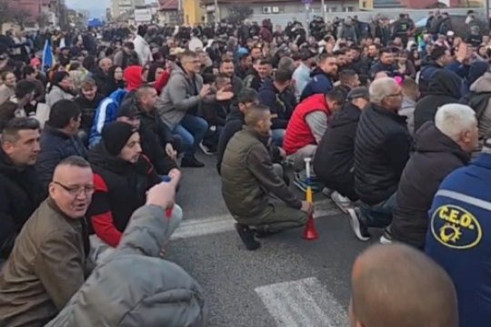 Minerii din Gorj protestează la București: ”Nu vom pleca până când salariații rămân în continuare la serviciu”