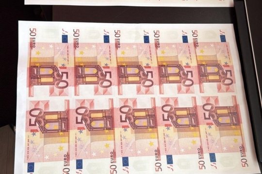 Fabrică de bani falși, într-un sat din Suceava. Falsificatorii au fost prinși când duceau 1,2 milioane de euro în Bulgaria
