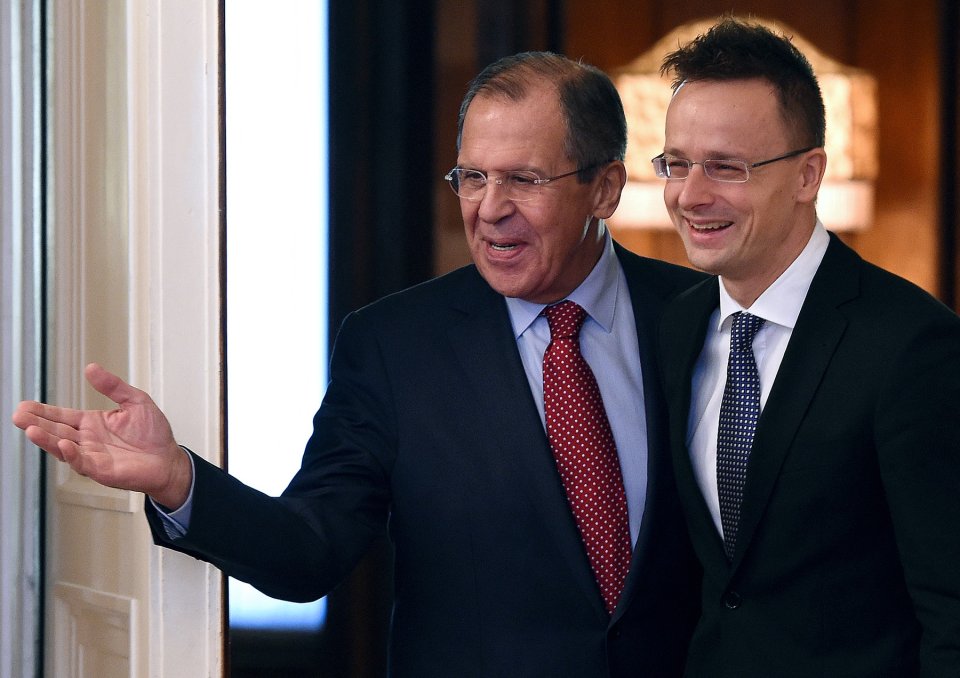 Serghei Lavrov, ministrul de Externe al Rusiei (stânga), alături de Péter Szijjártó, ministrul ungar de Externe