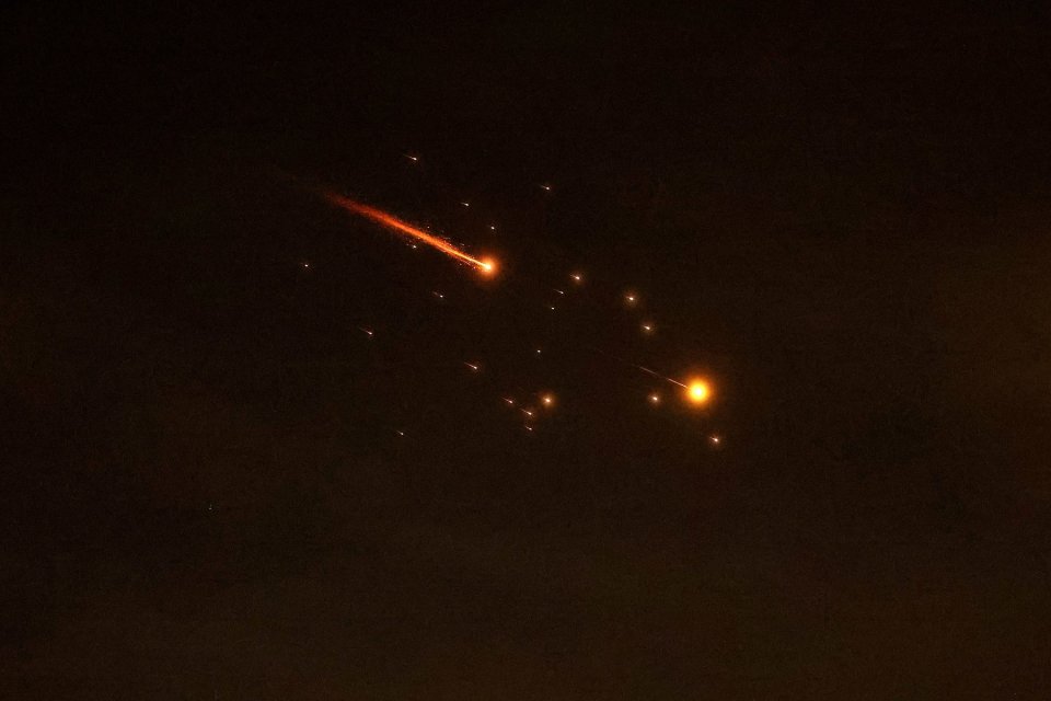 Urme de rachete se văd pe cer în mijlocul unui nou baraj de atacuri cu rachete iraniene deasupra orașului de coastă israelian Netanya, pe 23 martie 2026.