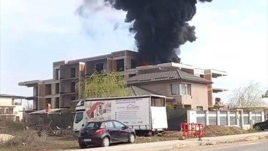 Incendiu puternic în Tunari, la un bloc în construcție. Fumul este vizibil de la zeci de kilometri