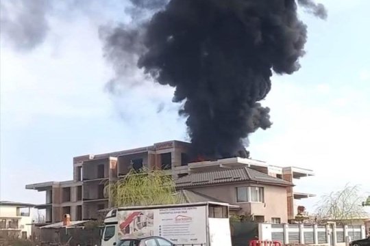 Incendiu puternic în Tunari, la un bloc în construcție. Fumul este vizibil de la zeci de kilometri