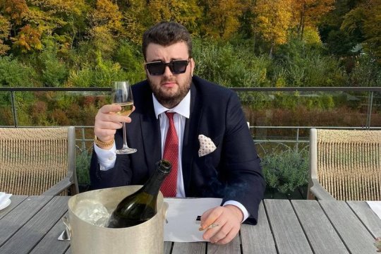 Fiul miliardarului Viorel Micula scapă de închisoare în dosarul privind accesarea bazelor de date ale MAI. Victor Micula trebuie să muncească la mănăstire