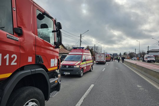 Accident grav în județul Dâmbovița. Patru copii au fost duși la spital după ce microbuzul școlar în care erau a fost lovit de un camion