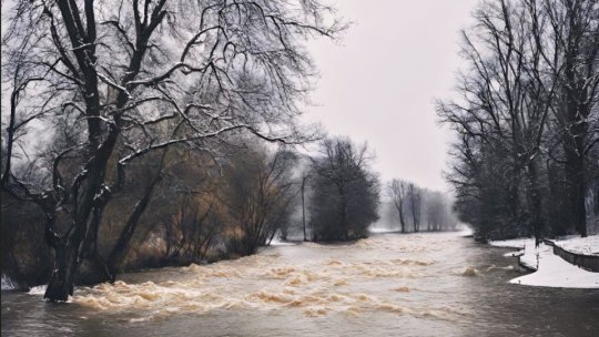 Pericol de inundații pe râuri din 17 județe. Avertizare cod portocaliu pe Jiu și Motru