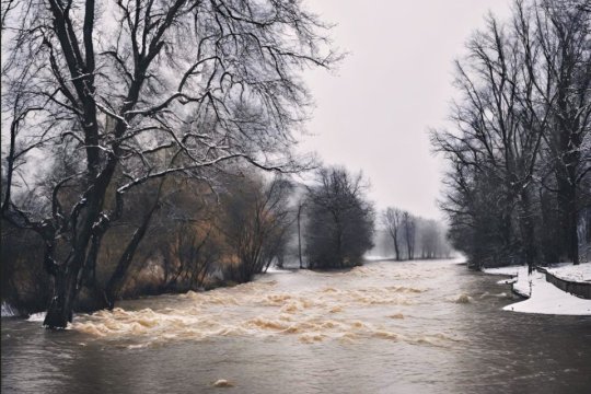 Pericol de inundații pe râuri din 17 județe. Avertizare cod portocaliu pe Jiu și Motru