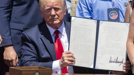 Bancnotele de 100 de dolari vor avea semnătura lui Donald Trump, o premieră pentru un preşedinte în exercițiu