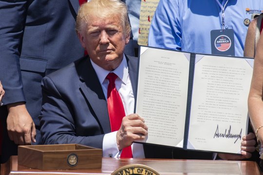 Bancnotele de 100 de dolari vor avea semnătura lui Donald Trump, o premieră pentru un preşedinte în exercițiu