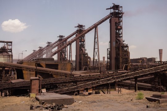 Israel atacă instalații industriale și nucleare din Iran. Teheranul amenință cu represalii dure