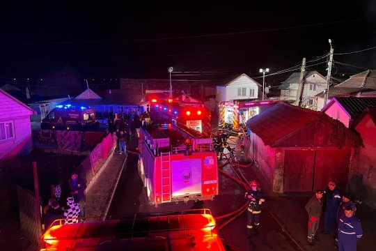 Incendiu de proporții la Turda. Aproximativ 20 de locuințe improvizate, mistuite de flăcări în câteva ore