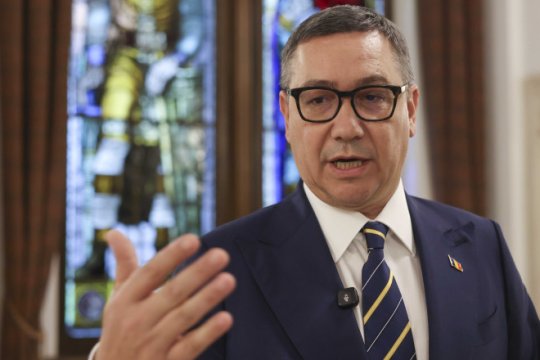 Victor Ponta, criticat după ultima poză postată din Istanbul. Explicația pentru tricoul Turciei purtat sub cel al României, la meciul de joi