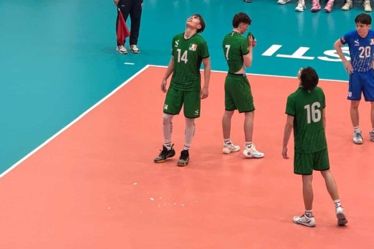 Incident grav la Ploiești în timpul unui meci internațional. Bucăți din tavan au căzut pe teren și au lovit un jucător