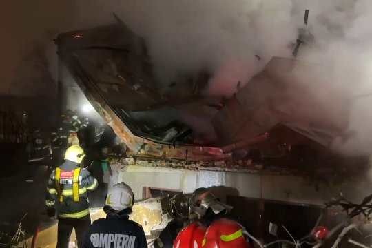 Explozie urmată de incendiu în Sectorul 6 al Capitalei. O persoană a murit după prăbușirea locuinței