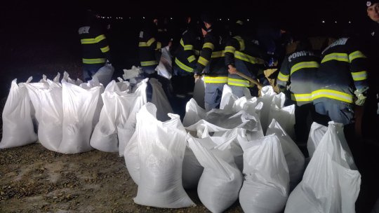 Alertă în Vrancea după creșterea nivelului râului Putna. Autoritățile au intervenit, dar mulți oameni au rămas în case