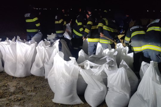 Alertă în Vrancea după creșterea nivelului râului Putna. Autoritățile au intervenit, dar mulți oameni au rămas în case