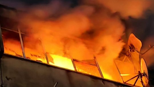 Incendiu puternic într-un bloc din Găești în toiul nopții. 21 de persoane au fost evacuate după ce fumul a invadat casa scării