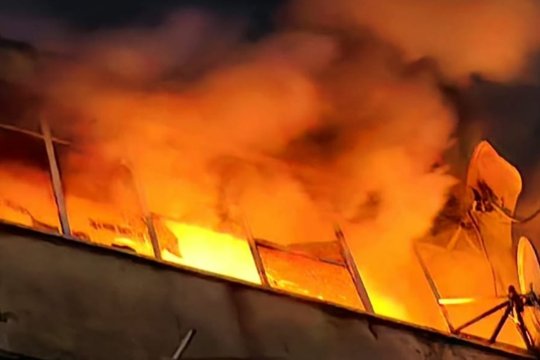 Incendiu puternic într-un bloc din Găești în toiul nopții. 21 de persoane au fost evacuate după ce fumul a invadat casa scării